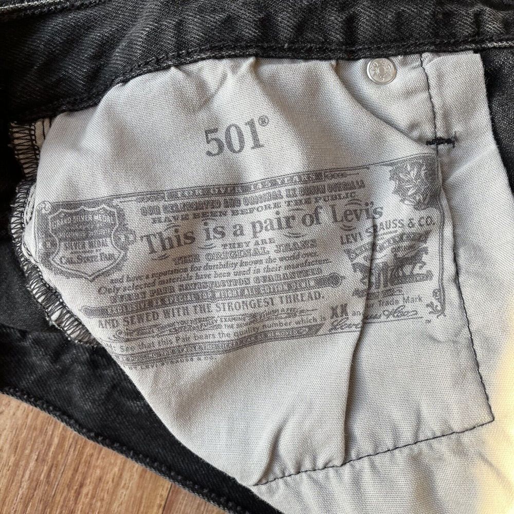 Levi's 501 Button Fly Black Denim‎ Jean Shorts Women's 27 Distressed Raw Hem - Picture 4 of 9